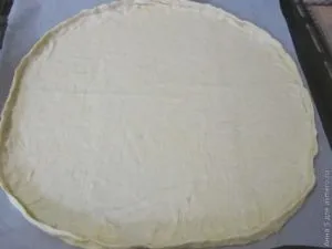 Pizza cu ciuperci și pui de pe aluat subțire