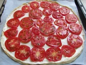 Pizza cu ciuperci și pui de pe aluat subțire