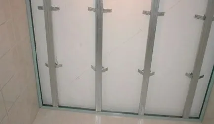 Plafonul este realizat din material plastic cu mâinile, portal de constructii
