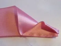 Trandafiri dintr-un material cu mâinile