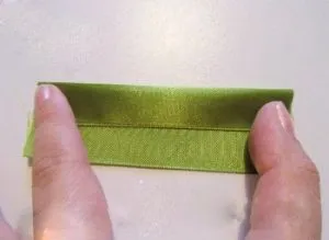 Trandafiri dintr-un material cu mâinile