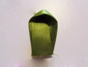 Trandafiri dintr-un material cu mâinile