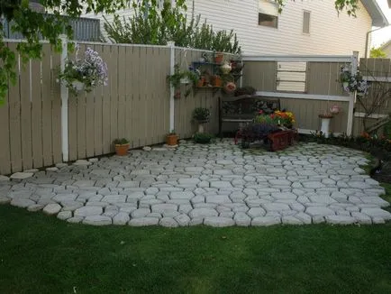 Cărări de grădină cu mâinile lor de la o formă gelificat, dacha (cabana) Cărări de grădină cu mâinile lor de la o formă gelificat, zonă suburbană