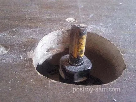 Cutia este făcută din lemn cu mâinile lor