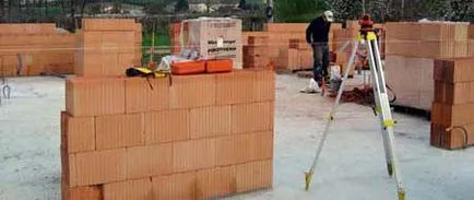 Suntem construirea unei case de la zero