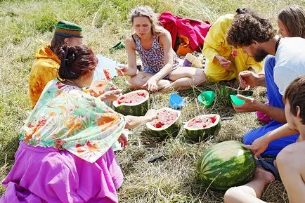 Tami - M-am oprit să merg acasă - am venit la comuna (Tami) Tami - M-am oprit să merg acasă - am venit la comuna
