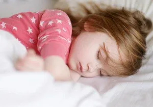 Cum să învețe un copil să doarmă în pătuțul lui mici trucuri