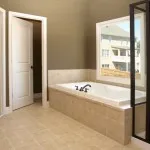Instalarea ușii la baie cu un prag de lucrări nuanțe (ro) Instalarea ușa la baie cu nuanțele de prag