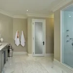 Instalarea ușii la baie cu un prag de lucrări nuanțe (camera) Instalarea ușa la baie cu nuanțele de prag