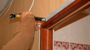 Instalarea ușii la baie cu un prag de lucrări nuanțe (camera) Instalarea ușa la baie cu nuanțele de prag