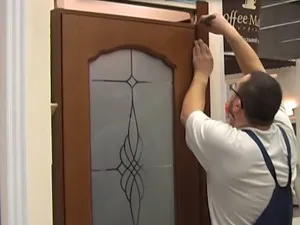 Instalarea usa la baie cu nuanțe prag de lucrări (de instalare a ușii la baie cu un prag) Instalarea ușa la baie cu nuanțele de prag