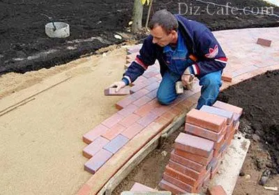 Montare de plăci de trotuar cu mâinile-pas clasa de master lor (tehnologia de pregătire pavarea mâinile peste soluția de dale de pavaj cum să stabilite în mod corespunzător) Montare de plăci de trotuar cu clasa lor de master hands-pas