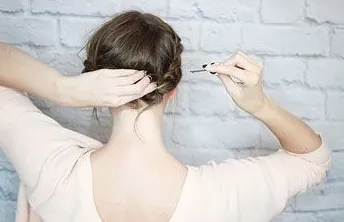 5 coafuri elegante pentru par de lungime medie, revista cosmopolită (5 coafuri elegante pentru par de lungime medie) 5 coafuri elegante pentru par de lungime medie, revista cosmopolită