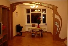 Arch cu mâinile lor în interior din lemn este fabricat din plăci dure, portal și ușă