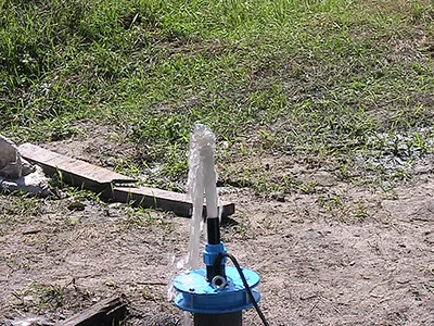 Precum se agită instrucțiuni de instalare video, cu mâinile lor, mai ales acumularea sondei (la fel de bine se agită apă după foraj) Precum se agită instrucțiuni de instalare video, cu mâinile lor, în special în acumularea în puțul de foraj