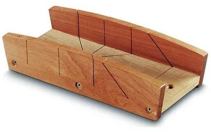 Cum să taie plintelor pe tavan (colțuri) metode, instrucțiuni