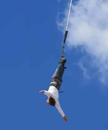 Business pe stâlp cu o frânghie (bungee jumping și frânghie) „dengodel