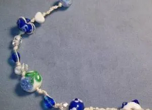 Margele de piatră, cu mâinile lor