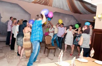 Interesul pentru a distra oaspeții la aniversare, poliția de evenimente (divertisment oaspeții aniversare de 55 de ani) Interesul pentru a distra oaspeții la aniversare, poliția eveniment