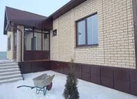 Cum de a decora exteriorul casei subsol
