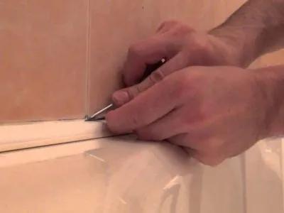 Frecarea cu mastic baie de silicon, plastic, mijloace de îndepărtare țiglă