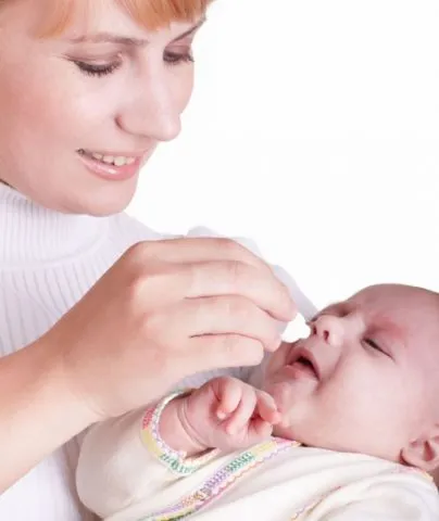 Cum de a trata gâtul unui copil înainte, o listă cu cele mai sigure metode de terapie (mai mult) Cum de a trata gâtul unui copil înainte, o listă cu cele mai sigure terapii
