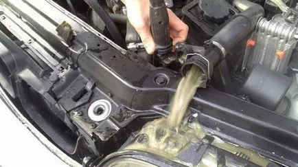Spălarea motorului de murdărie și ulei ca motor de spălare a unui depozit, șoferul mașinii (ce) Sus curată a uleiului de motor și murdărie sub formă de funingine de spălare din motor, șoferul mașinii