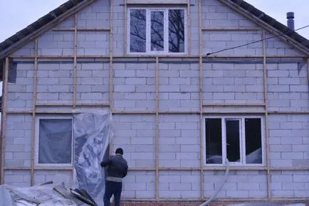 Casa caldă de beton celular la exterior, cu mâinile lor (mâini) Casa caldă de beton celular la exterior, cu mâinile lor