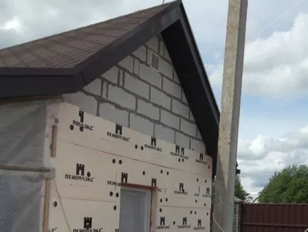 Casa caldă de beton celular la exterior, cu mâinile lor (mâini) Casa caldă de beton celular la exterior, cu mâinile lor