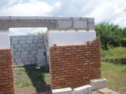 Casa caldă de beton celular la exterior, cu mâinile lor (din exterior) Casa caldă de beton celular la exterior, cu mâinile lor
