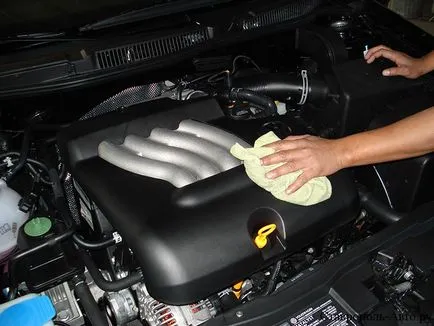 Spălare Motorul de murdărie și ulei ca motor de spălare a unui depozit, șoferul mașinii (ulei) Sus curată a uleiului de motor și murdărie sub formă de funingine de spălare din motor, șoferul mașinii