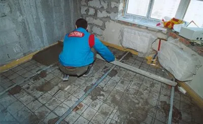 șapă aspră cu mâinile - la parter, într-o casă privată