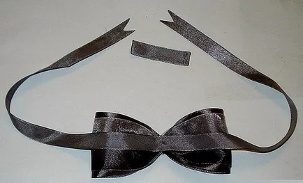 Face fluturi pentru groomsmen cu mâinile lor (prieteni) Noi facem fluturi pentru groomsmen cu mâinile lor