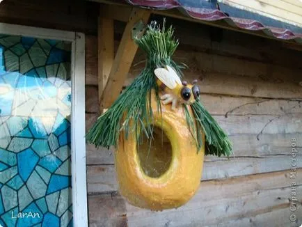 Bun chestii Cabana și un stup de albine, artiști de țară