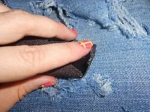 Cum de a face o gaură în blugi, cu propriile lor mâini la domiciliu (o gaură) Cum de a face o gaură în blugi cu propriile lor mâini la domiciliu