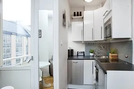Design de bucătărie cu o fotografie balcon o bucătărie mică, cu un balcon și un interior ușă, un (design de bucătărie cu un balcon) prag Design de bucătărie cu o fotografie balcon o bucătărie mică, cu un balcon și un prag interior ușă,