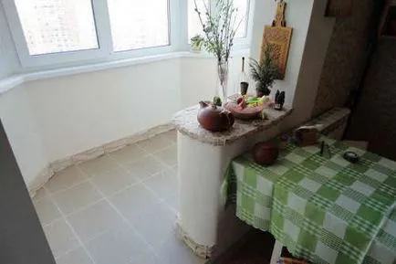Design de bucătărie cu o fotografie balcon o bucătărie mică, cu un balcon și un interior ușă, un prag (balcon) Design de bucătărie cu o fotografie balcon o bucătărie mică, cu un balcon și un prag interior ușă,