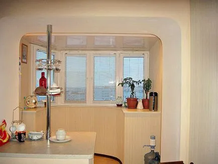 Design de bucătărie cu o fotografie balcon o bucătărie mică, cu un balcon și un interior ușă, un prag (mic) Design de bucătărie cu o fotografie balcon o bucătărie mică, cu un balcon și un prag interior ușă,