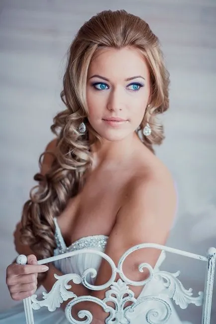 coafura elegant, cu bucle pe partea (foto și video) (păr) coafura elegant, cu bucle pe partea (foto și video)