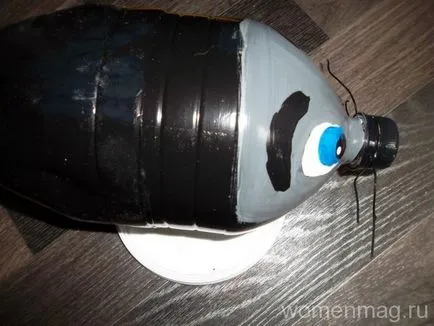 Arici „de sticle de plastic și conuri cu mâinile lor