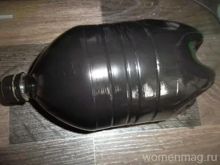 Arici „de sticle de plastic și conuri cu mâinile lor