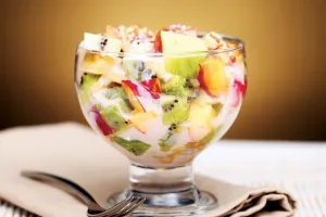 Salata de fructe cu iaurt - cum să gătească (pas cu pas rețete cu fotografii), felie și garnitura (salata verde) Salata de fructe cu iaurt - cum să gătească (pas cu pas rețete cu fotografii), tăiate și decora