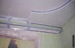 tavan din ghips cu ghidul său mâini