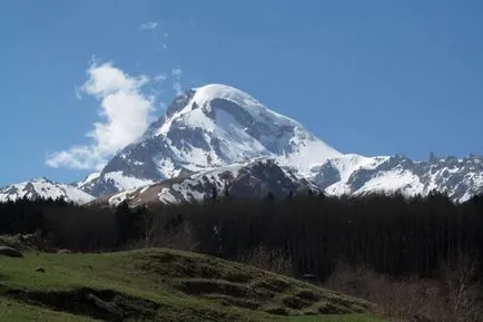 Kazbek - una dintre cele mai importante vârfuri de munți caucaziene (vârfuri) Kazbek - una dintre principalele vârfuri ale Munților Caucaz