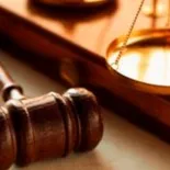 Taxa de timbru - adică, în cauzele civile, instanța de arbitraj cu pârâtul