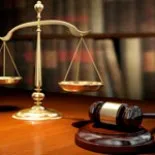 Taxa de timbru - adică, în cauzele civile, instanța de arbitraj cu pârâtul