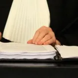 Taxa de timbru - adică, în cauzele civile, instanța de arbitraj cu pârâtul