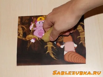 Gravura cu mâinile sale pe o hârtie acasă 4 moduri