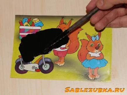 Gravura cu mâinile sale pe o hârtie acasă 4 moduri