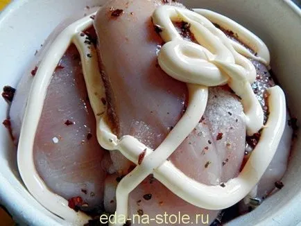 Cum la marinat pieptul de pui, mâncare pe masă
